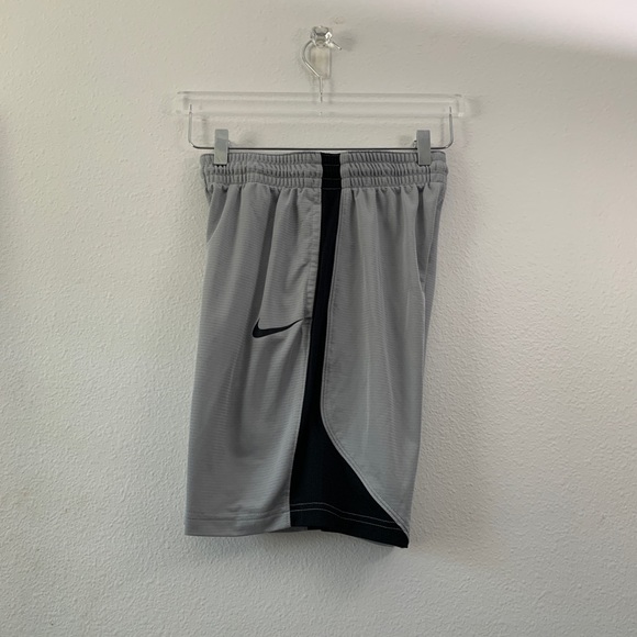 NIKE Gray Dri-Fit boy’s shorts with drawstring - Picture 10 of 12